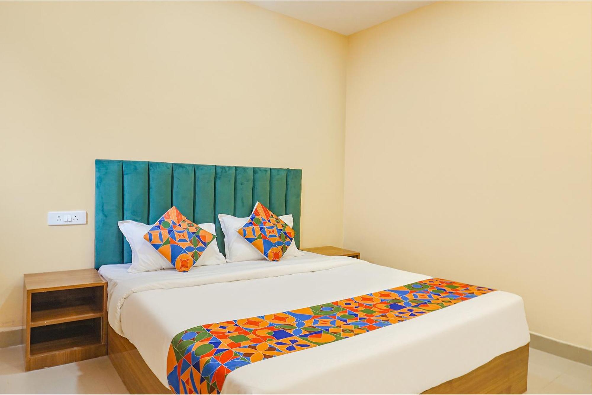 פונה Fabhotel Falcon Inn -Behind The Dmart Baner מראה חיצוני תמונה