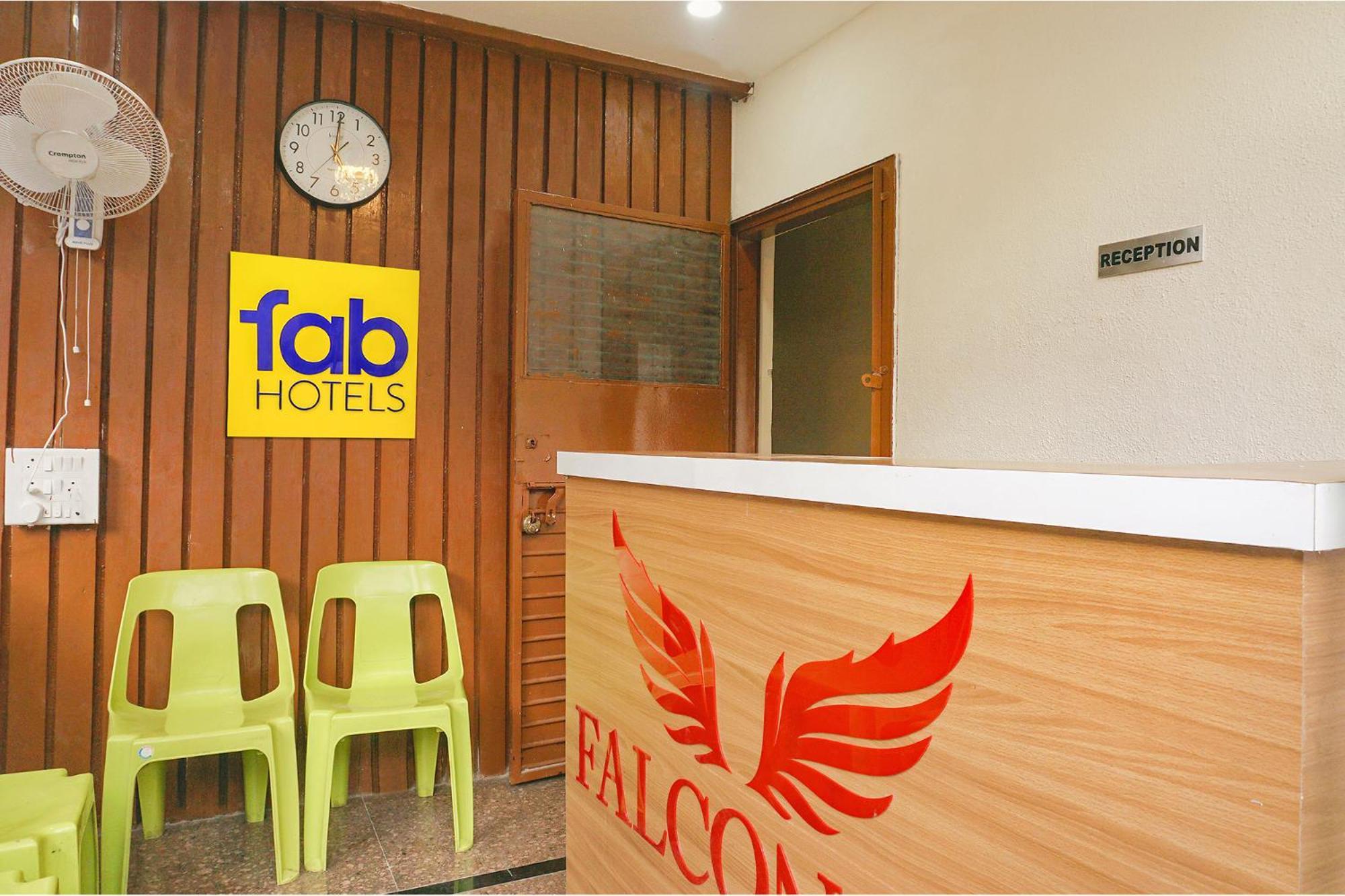 פונה Fabhotel Falcon Inn -Behind The Dmart Baner מראה חיצוני תמונה