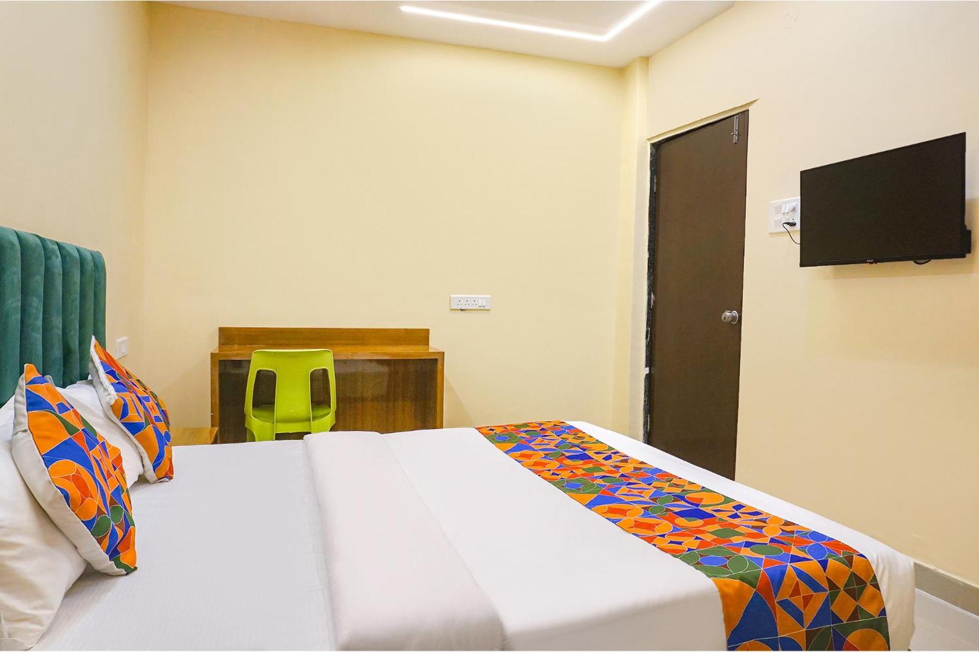 פונה Fabhotel Falcon Inn -Behind The Dmart Baner מראה חיצוני תמונה