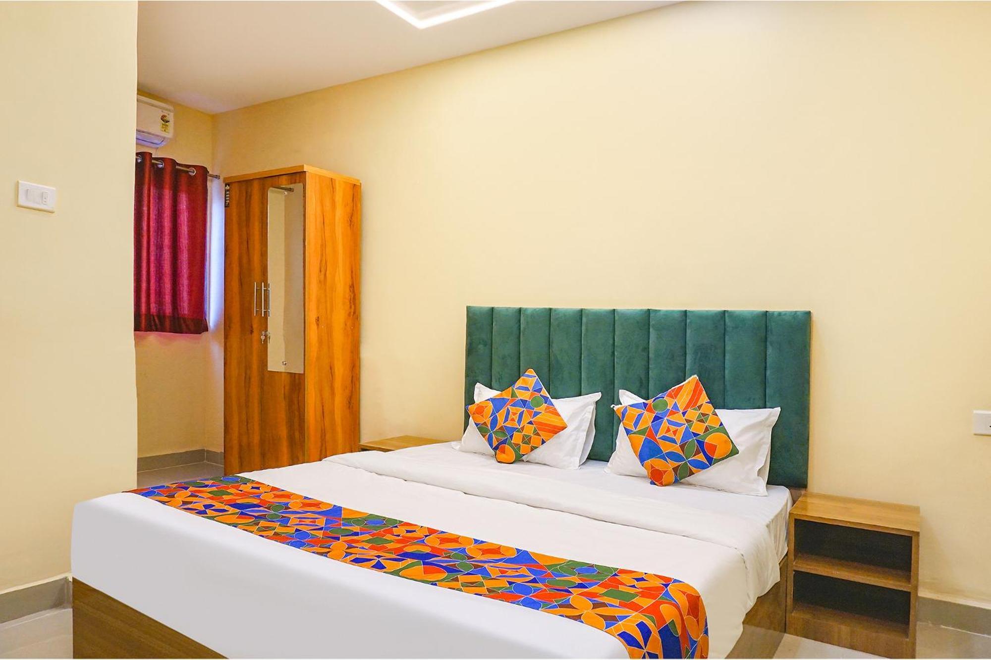פונה Fabhotel Falcon Inn -Behind The Dmart Baner מראה חיצוני תמונה