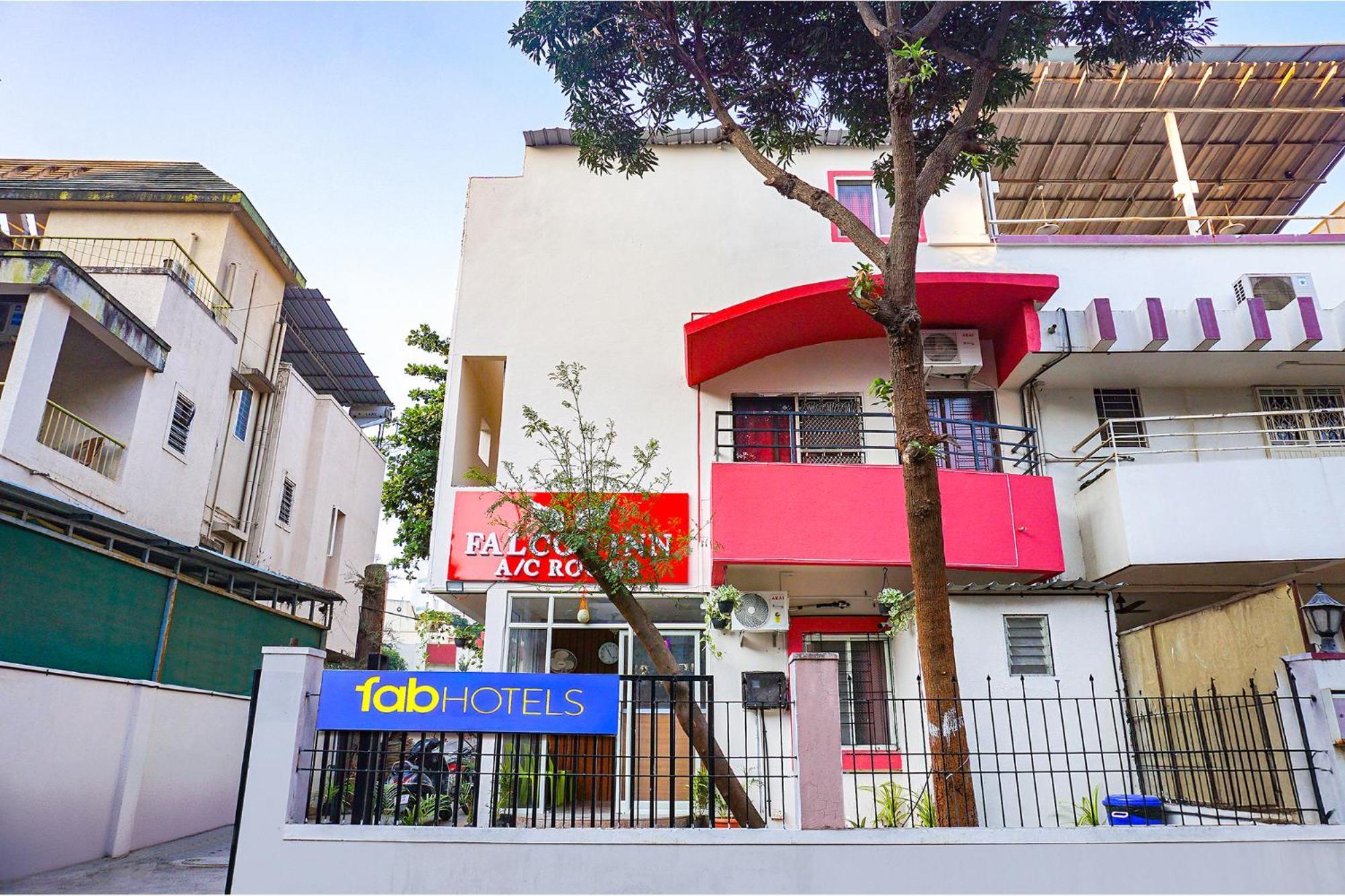 פונה Fabhotel Falcon Inn -Behind The Dmart Baner מראה חיצוני תמונה